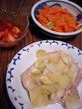 ネギと生姜の蒸し鶏、カクテキ、ニンジンとアスパラの温野菜サラダ