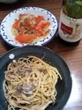 キノコスパゲティ、サーモンのカルパッチョ、ワイン