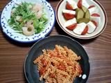 海老と水菜のサラダ、カプレーゼ、トマトソースのフジッリ