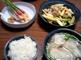 谷中生姜、鶏肉とアスパラの炒め、水菜と海老雲呑のスープ