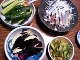 胡瓜、秋刀魚の刺身、水茄子、オクラのカレー炒め