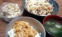 マッシュポテト、もやしと叉焼炒め、納豆ご飯、味噌汁