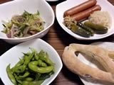 生ハムのカルパッチョ、ソーセージとピクルス、枝豆、フランスパン
