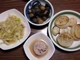 セロリと生姜と高野豆腐の炒め、蒟蒻と昆布、鯖の水煮、大根ステーキ