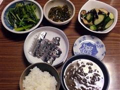 小松菜の芝麻醤和え、切り昆布、キュウリと茄子の浅漬け、秋刀魚の刺身、ご飯、もずくの味噌汁