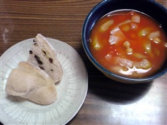 パン、豆とセロリのトマトスープ