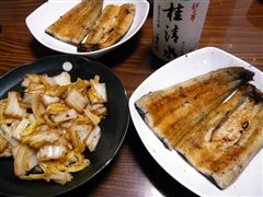 白菜炒め、懸賞で当てた鰻の白焼き、桂清水