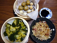 魚丸、ブロッコリー、エノキとベーコンと玉葱の炒め