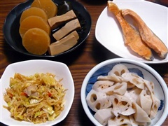大根と高野豆腐と昆布の煮物、シャケ、もやしサラダ、蓮根