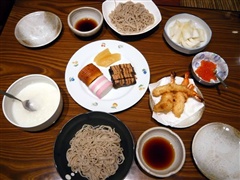 年越し蕎麦、白菜の漬け物、おせち、海老の天ぷら、いくら