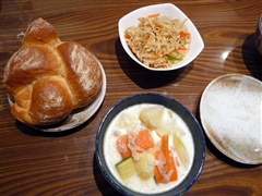 パン、かざまのもやしのナムル(100 円/100g)、シチュー