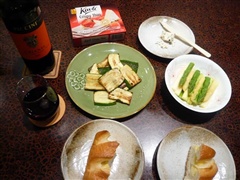 赤ワイン(キャンティ)、ズッキーニ、ブルーチーズ、アスパラガス、パン