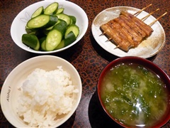 胡瓜、鰻の蒲焼き、ご飯と海苔の味噌汁