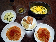スパゲティトマトソース、ズッキーニのグラタン
