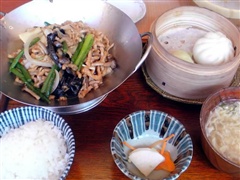 鶴亀飯店の日替定食(豚肉の細切りとニンニクの芽の炒め)