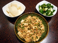 麻婆豆腐、胡瓜の漬物、梨