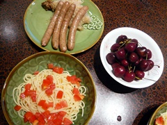 トマトスパゲティとソーセージ、ブラックチェリー