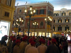 赤い帽子の団体観光客