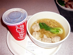 鮮蝦雲呑湯(海老ワンタン麺)と可口可樂(コカコーラ)