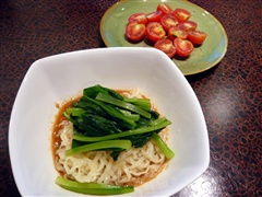 麻醤麺とミニトマト