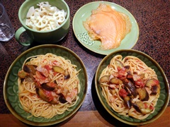 スモークサーモンと茄子のスパゲティトマトソース
