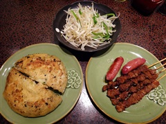 羊肉串と腸詰、葱油餅